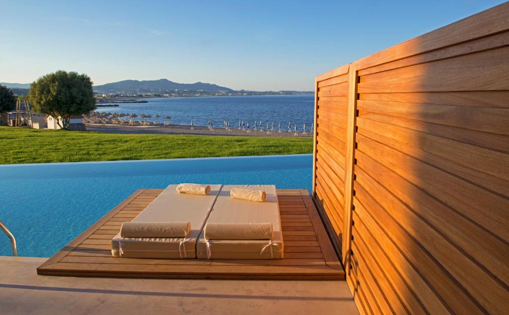 Bungalow-aan-de-Waterkant-met-een-Gedeeld-Zwembad