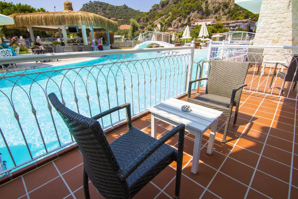 Deluxe-Tweepersoonskamer-Terras-aan-het-Zwembad