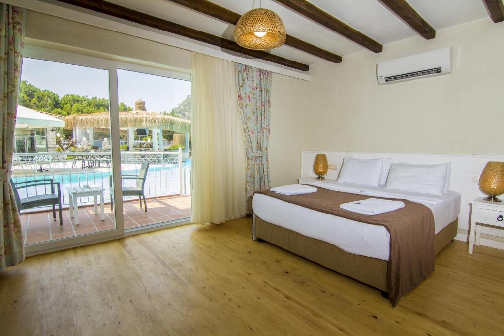 Deluxe-Tweepersoonskamer-met-1-of-2-Aparte-Bedden-en-Toegang-tot-het-Zwembad