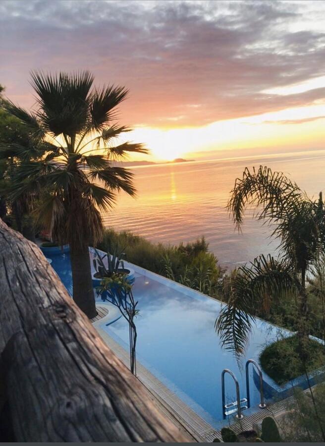 Gloria Maris Hotel Suites & Villa