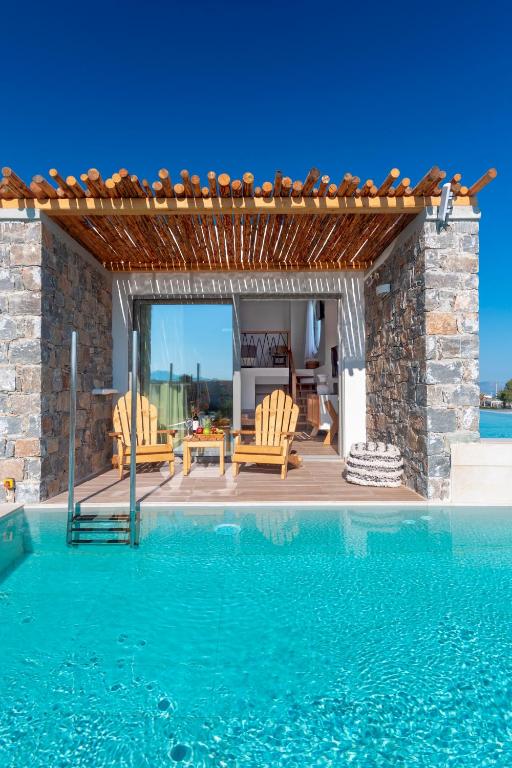 Algemeen Atermono Boutique Resort is een van onze favoriete pareltjes op Kreta. Met dank aan de ‘daktuin’ met infinity zwembad, zonneterras, poolbar en openlucht restaurant. Op zwoele zomeravonden is het goed vertoeven bij het haardvuur. Extra pluspunt: dit vijfsterren hotel biedt een ligging nabij het strand. Ligging & omgeving Atermono Boutique Resort ligt aan de noordkant van Kreta, nabij de badplaats Rethymnon. Je staat binnen een paar minuten op het langgerekte strand, waar tegen betaling ligbedjes en parasols te huur zijn. Aan het strand en in de straatjes eromheen zijn diverse restaurants, bars en winkeltjes gevestigd. Het centrum van Rethymon ligt op ca. 6 km van Atermono Boutique Resort. Ga hier een of meerdere keren naar toe. Lunchen en dineren kan het beste aan de Venetiaanse haven, waar verse vis de menukaarten domineert. De straatjes achter de haven zijn prachtig om door te slenteren. Langs de boulevard zijn tal van ijszaakjes te vinden. Wil je meer van Kreta zien? Vraag bij de receptie van Atermono Boutique Resort naar de mogelijkheden voor excursies of huur een auto om het eiland te ontdekken.