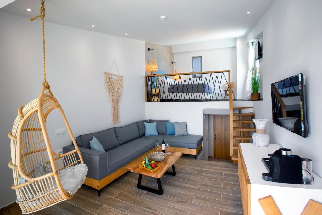 Algemeen Atermono Boutique Resort is een van onze favoriete pareltjes op Kreta. Met dank aan de ‘daktuin’ met infinity zwembad, zonneterras, poolbar en openlucht restaurant. Op zwoele zomeravonden is het goed vertoeven bij het haardvuur. Extra pluspunt: dit vijfsterren hotel biedt een ligging nabij het strand. Ligging & omgeving Atermono Boutique Resort ligt aan de noordkant van Kreta, nabij de badplaats Rethymnon. Je staat binnen een paar minuten op het langgerekte strand, waar tegen betaling ligbedjes en parasols te huur zijn. Aan het strand en in de straatjes eromheen zijn diverse restaurants, bars en winkeltjes gevestigd. Het centrum van Rethymon ligt op ca. 6 km van Atermono Boutique Resort. Ga hier een of meerdere keren naar toe. Lunchen en dineren kan het beste aan de Venetiaanse haven, waar verse vis de menukaarten domineert. De straatjes achter de haven zijn prachtig om door te slenteren. Langs de boulevard zijn tal van ijszaakjes te vinden. Wil je meer van Kreta zien? Vraag bij de receptie van Atermono Boutique Resort naar de mogelijkheden voor excursies of huur een auto om het eiland te ontdekken.