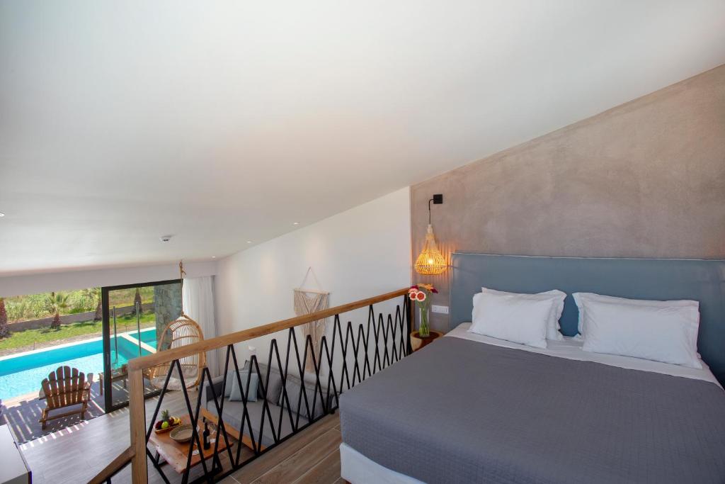 Algemeen Atermono Boutique Resort is een van onze favoriete pareltjes op Kreta. Met dank aan de ‘daktuin’ met infinity zwembad, zonneterras, poolbar en openlucht restaurant. Op zwoele zomeravonden is het goed vertoeven bij het haardvuur. Extra pluspunt: dit vijfsterren hotel biedt een ligging nabij het strand. Ligging & omgeving Atermono Boutique Resort ligt aan de noordkant van Kreta, nabij de badplaats Rethymnon. Je staat binnen een paar minuten op het langgerekte strand, waar tegen betaling ligbedjes en parasols te huur zijn. Aan het strand en in de straatjes eromheen zijn diverse restaurants, bars en winkeltjes gevestigd. Het centrum van Rethymon ligt op ca. 6 km van Atermono Boutique Resort. Ga hier een of meerdere keren naar toe. Lunchen en dineren kan het beste aan de Venetiaanse haven, waar verse vis de menukaarten domineert. De straatjes achter de haven zijn prachtig om door te slenteren. Langs de boulevard zijn tal van ijszaakjes te vinden. Wil je meer van Kreta zien? Vraag bij de receptie van Atermono Boutique Resort naar de mogelijkheden voor excursies of huur een auto om het eiland te ontdekken.